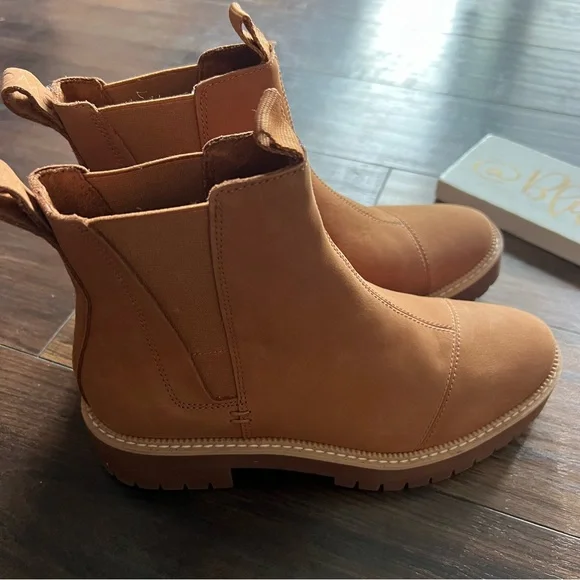 Tom’s Boots NWOT - Picture 3 of 9